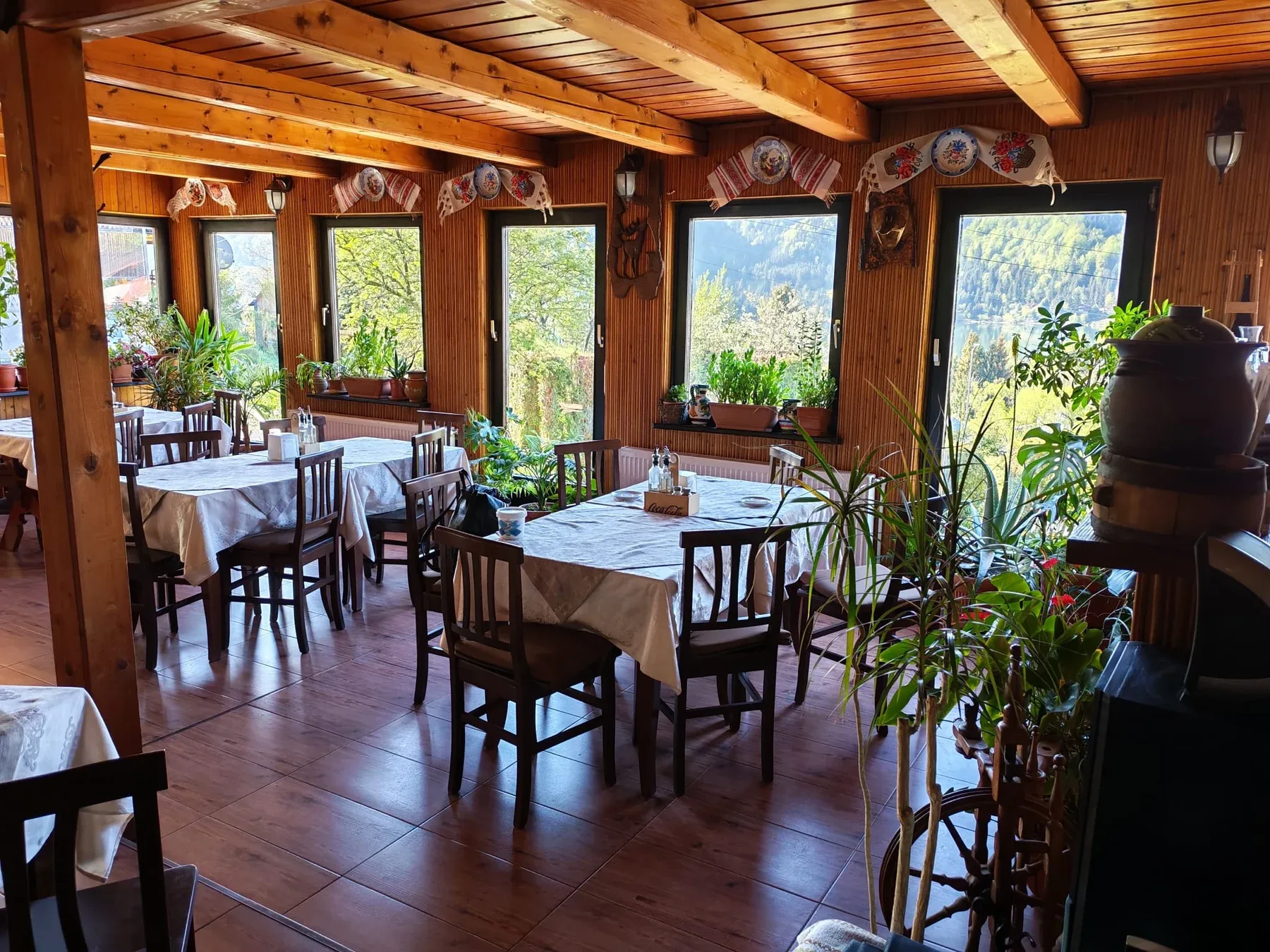 Restaurant Ariniș — interior rustic