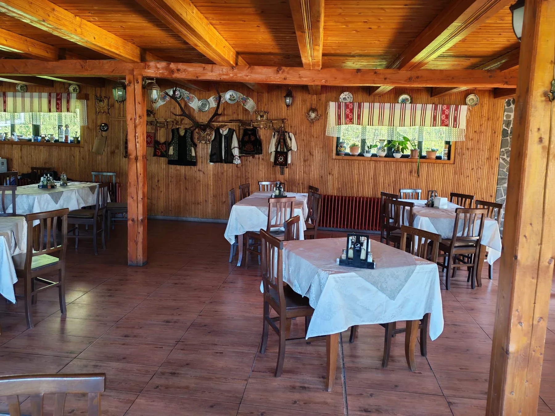 Restaurant Ariniș — sală de mese