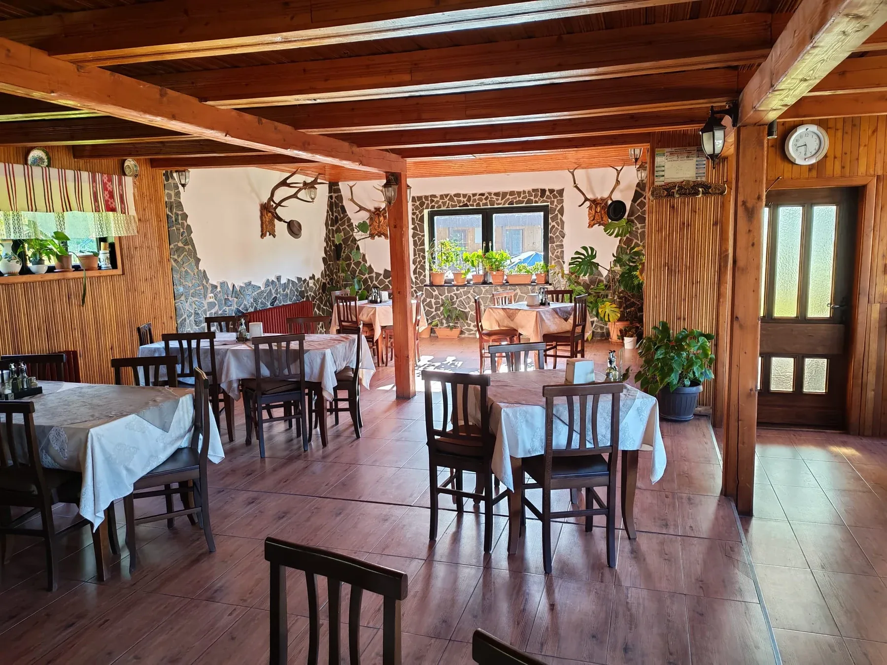Restaurant Ariniș — salon restaurant