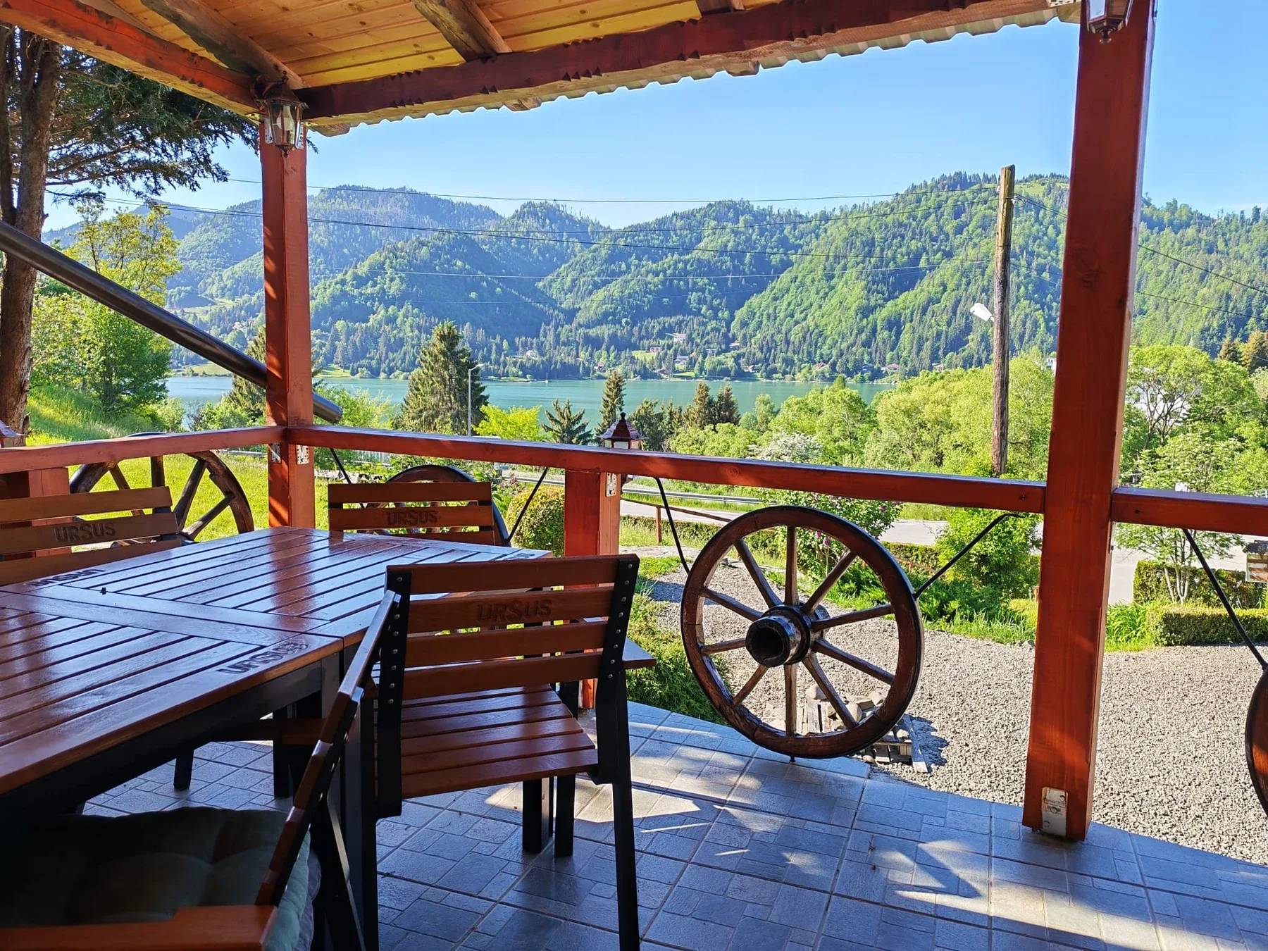 Terasă din lemn cu vedere panoramică spre lac